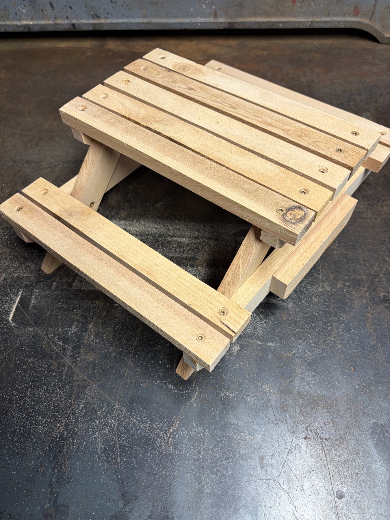Picnic table squirrel feeder